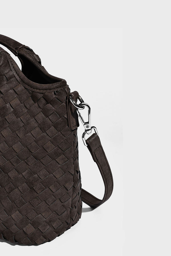 Wandelbare Tote-Schultertasche aus mattem Webmaterial mit geknoteten Tragegriffen, Vordertasche mit Klappe und abnehmbarem Schulterriemen, Detailansicht 28