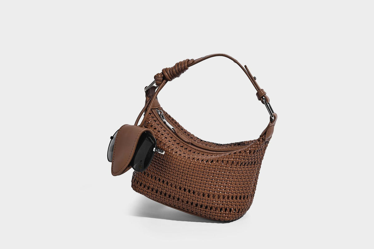 Kleine gewebte Hobo-Schultertasche mit sichelförmiger Silhouette, Reißverschluss oben, silberfarbenen Beschlägen und verstellbar, Detailansicht