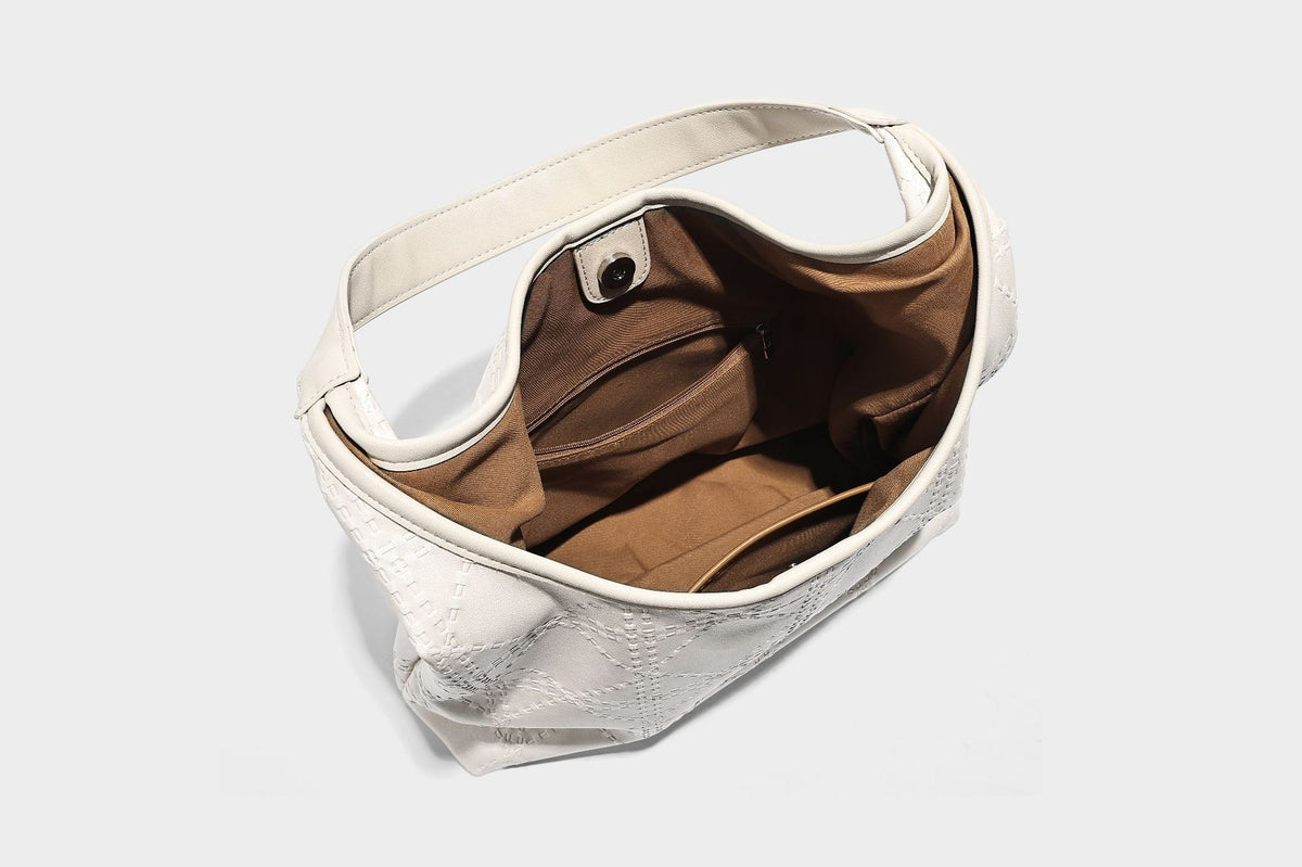 Lässige Hobo-Schultertasche in Elfenbein mit geprägter Lederoptik, einem Schulterriemen und abnehmbarer Reißverschlusstasche mit