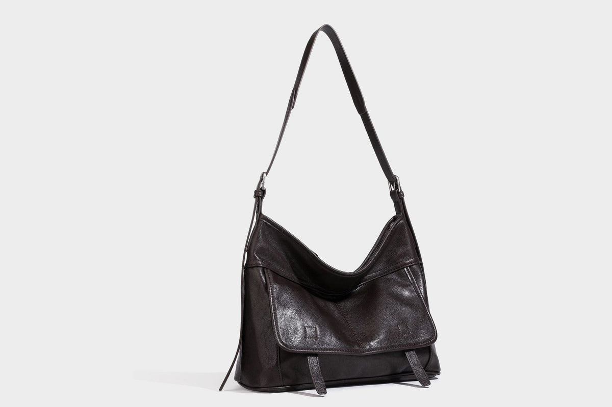Weich fallende, geräumige Schulter- und Crossbody-Tasche in Lederoptik mit vorderer Klappentasche, Reißverschluss oben und langem verstellbarem Riemen