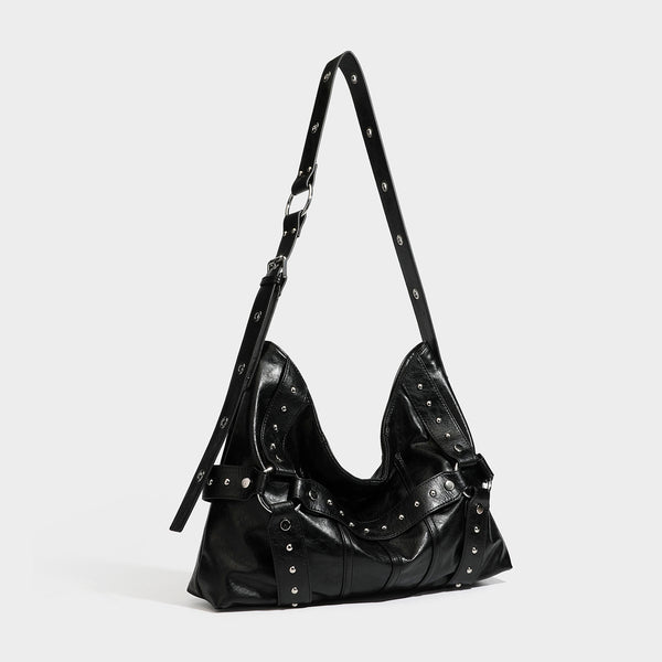 Lässige Hobo-Schultertasche mit glänzender Oberfläche in Lederoptik, silberfarbenen Nieten, Riemendetail mit Schnalle und Reißverschluss oben