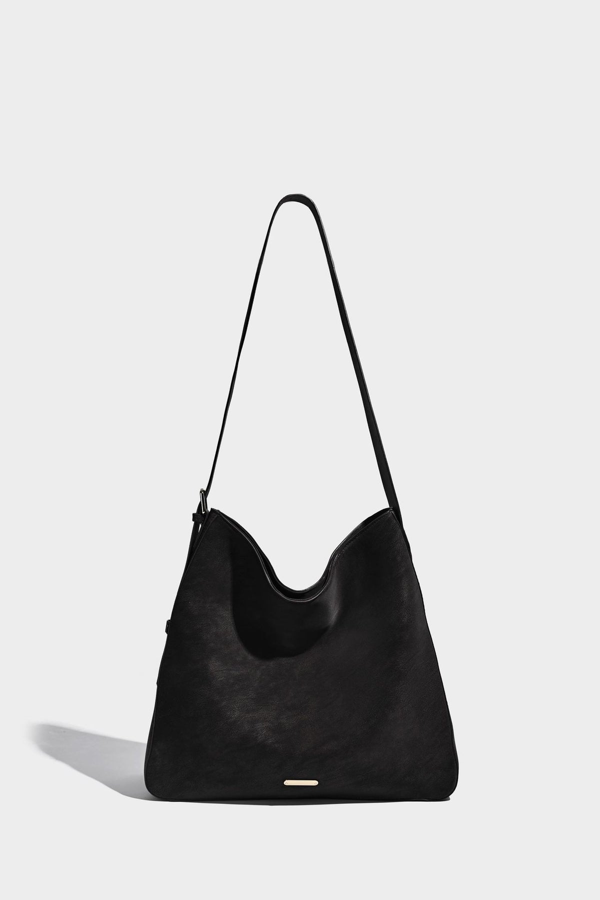 Large slouchy hobo shoulder bag in matte leather-look finish with adjustable strap and gold-tone bar hardware, detail view 28