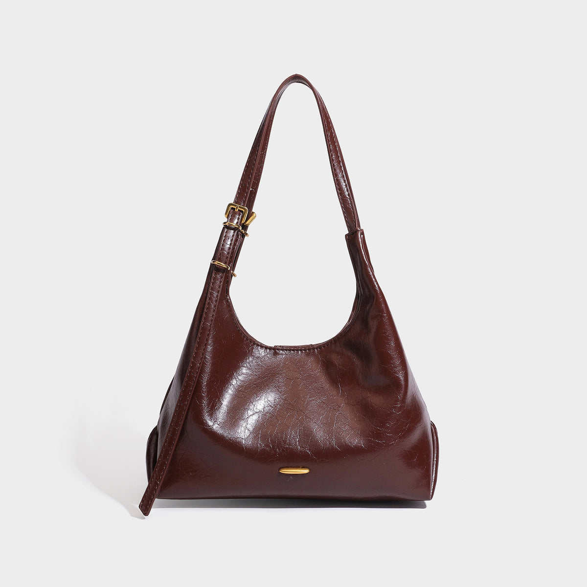 Lässig fallende Hobo-Schultertasche mit offenem Taschenabschluss in glänzender Knitterlederoptik in Dunkelbraun, schmalem verstellbarem Riemen und goldfarbenem