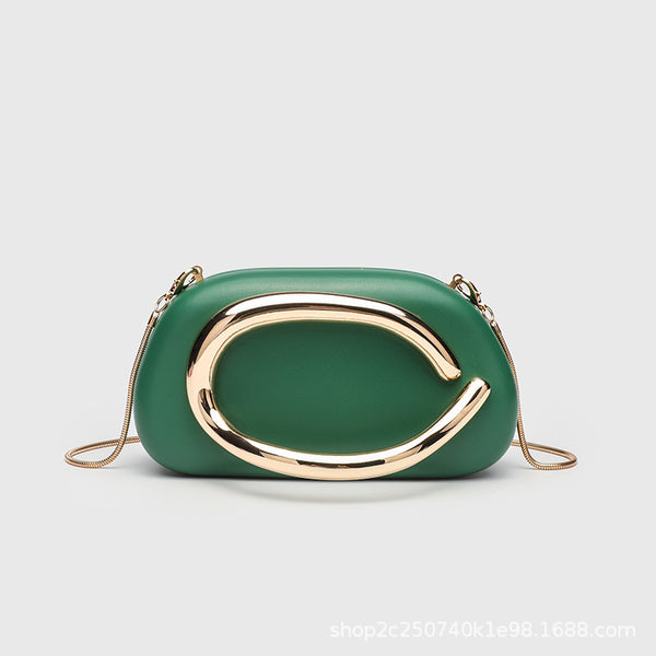 Kleine rechteckige Crossbody-Clutch mit abgerundeten Ecken, oversized poliertem C-förmigem Goldgriff und schmalem Goldkettenriemen, Detailansicht