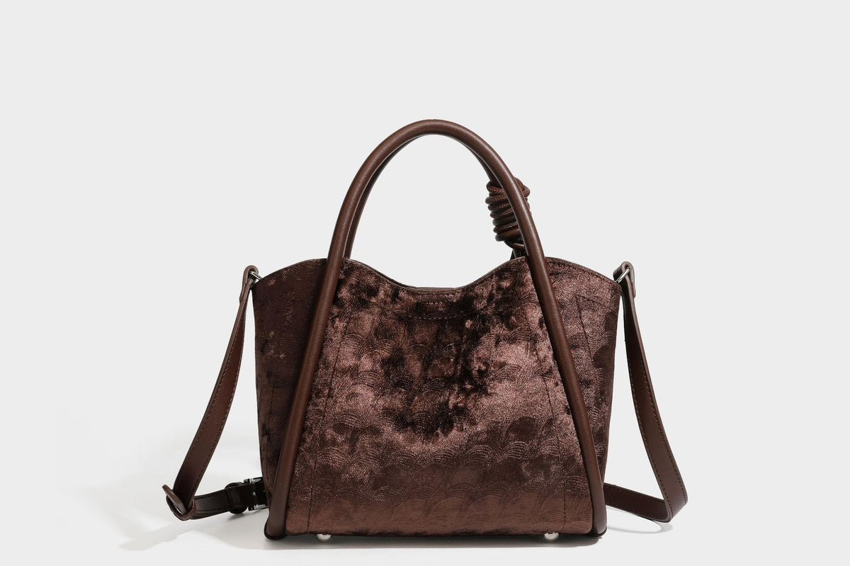 Kleine, strukturierte Henkeltasche mit samtartiger Oberfläche in Braun, geknoteten Henkeln, Fronttasche mit Klappe und abnehmbarem Detail