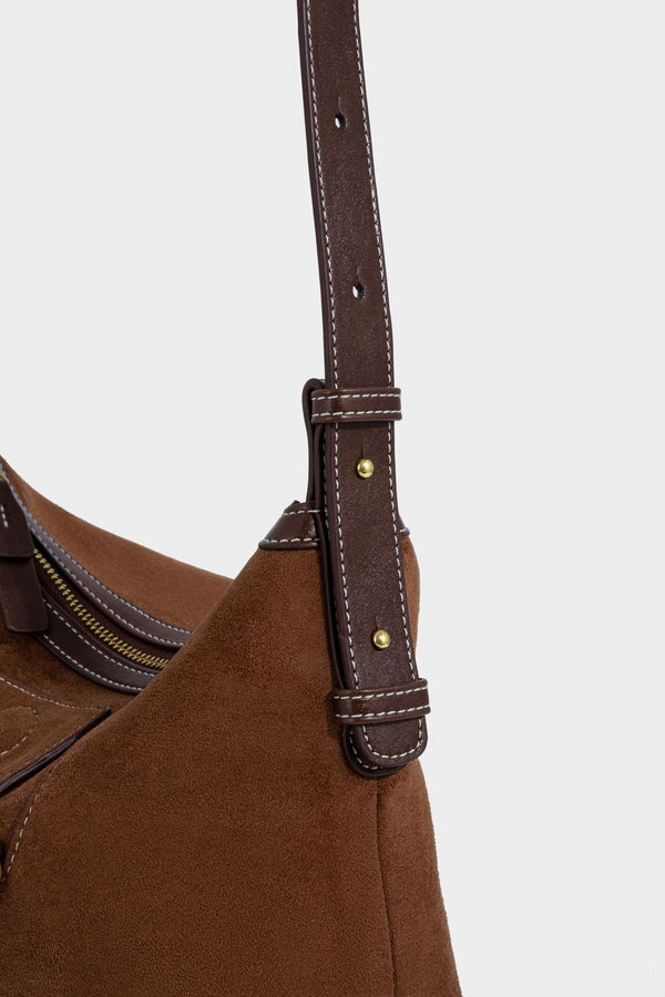 Matte Hobo-Schultertasche in warmem Braun mit dunklem Besatz in Lederoptik, Kontrastnähten, goldfarbenen Metallbeschlägen und