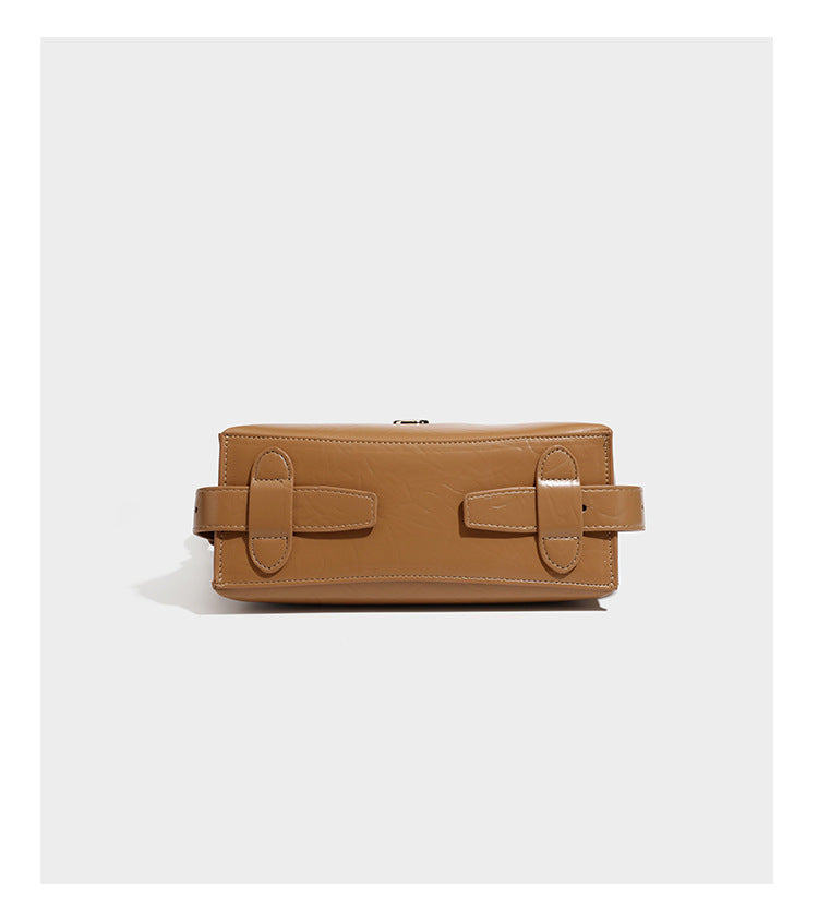 Lässige Hobo-Schultertasche mit offenem oberen Abschluss in glänzender karamellfarbener Lederoptik mit goldfarbenen Logo-Beschlägen und langem, verstellbarem