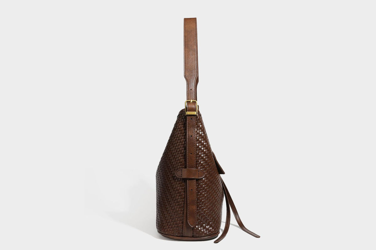 Lässig gewebte Schultertasche in Lederoptik mit Bindebandverschluss, goldfarbenen Metalldetails und einem Schulterriemen, Detailansicht 34