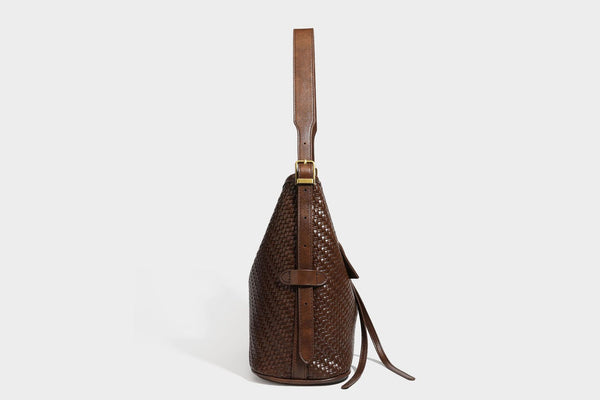 Lässig gewebte Schultertasche in Lederoptik mit Bindebandverschluss, goldfarbenen Metalldetails und einem Schulterriemen, Detailansicht 34