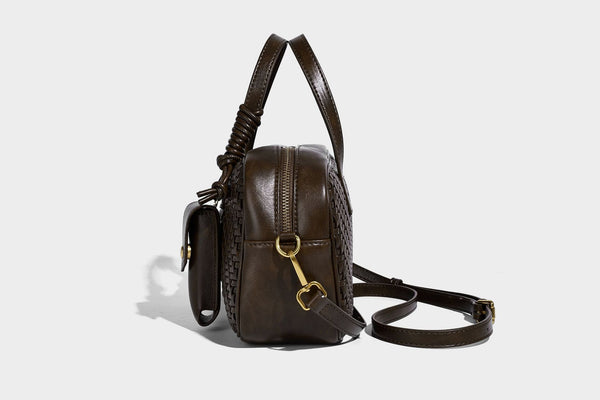 Strukturierte Boston-Tasche mit gewebter Optik, glattem Besatz in Lederoptik, zwei oberen Tragegriffen, abnehmbarer Mini-Druckknopftasche sowie Detail