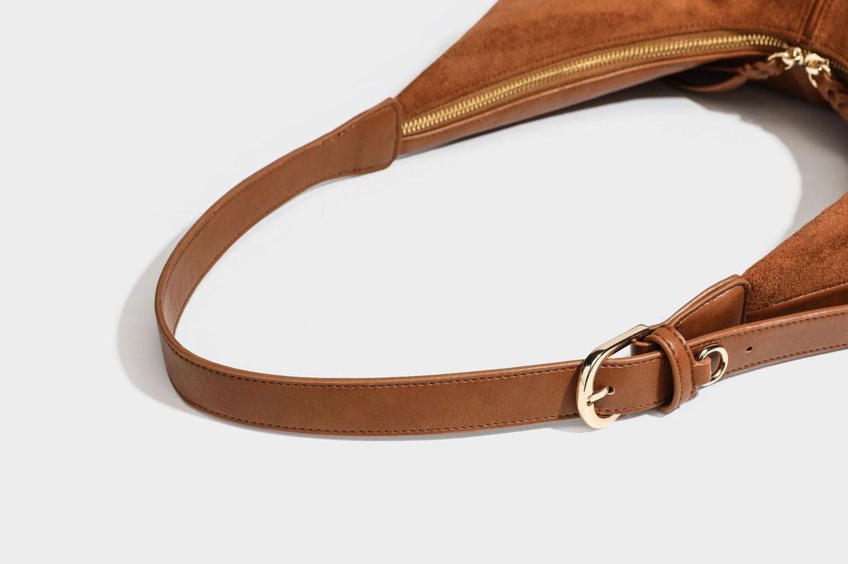 Lässig fallende Hobo-Schultertasche mit strukturierter Wildlederoptik, Reißverschluss oben, Quasten-Zippern und goldfarbenem, verstellbarem