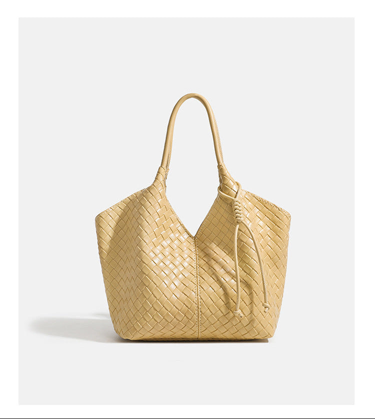 Weich strukturierte gewebte Tote-Bag in Gelbgold mit Lederoptik, V-förmiger offener Oberseite, seitlichen Kordeldetails und zwei röhrenförmigen