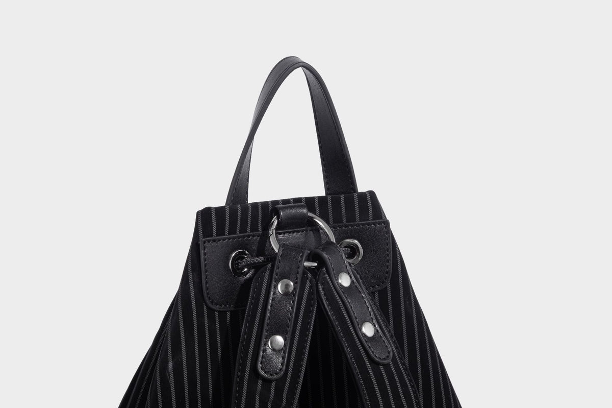 Schwarze wandelbare Rucksack-Handtasche mit Nadelstreifen, Kordelzugverschluss, Tragegriff aus Lederimitat und matten Metallbeschlägen, Detailansicht