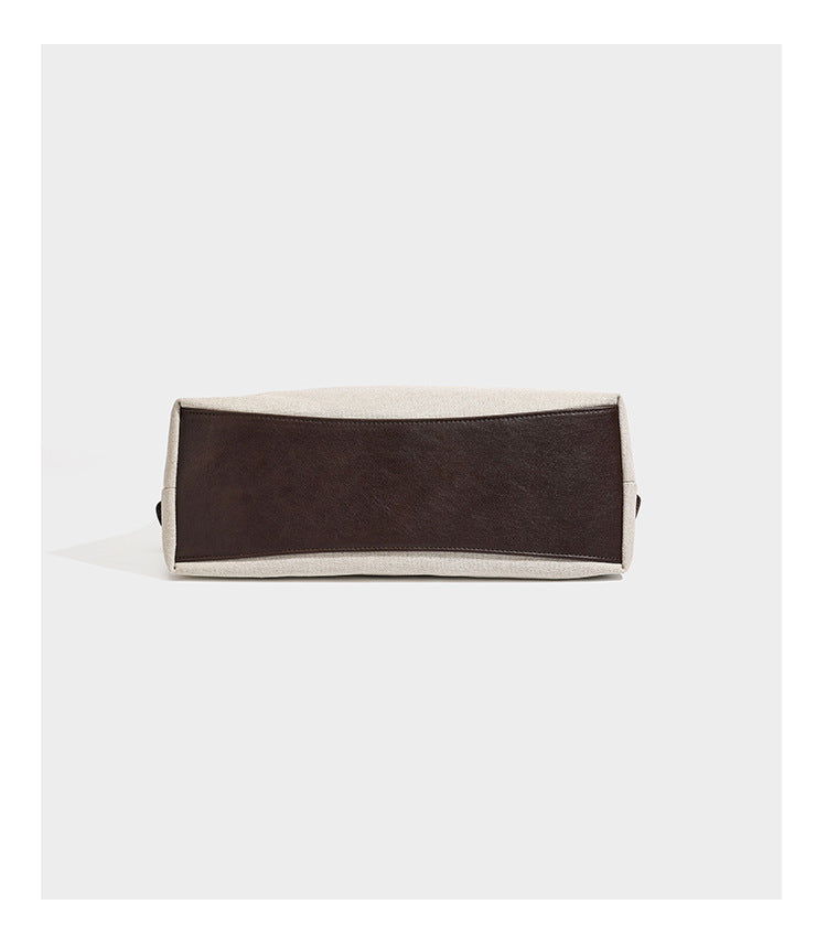 Lässig geschnittene Hobo-Schultertasche aus Canvas in Haferflockenfarbe mit dunkelbraunem Besatz in Lederoptik, silberfarbenem Reißverschluss und langem, verstellbarem
