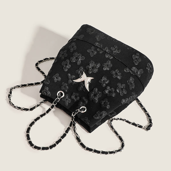 Beuteltasche aus floralem Jacquard mit Kettenriemen in Silberoptik und Schwalben-Medaillonbeschlag, Detailansicht 4