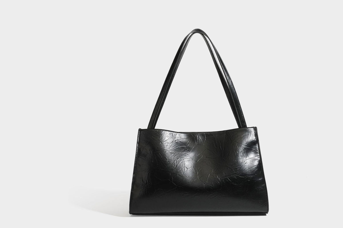 Strukturierte rechteckige Tote-Schultertasche aus glänzender, geknitterter Lederoptik mit langen Doppelträgern und Emblem in Goldoptik