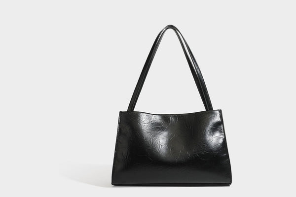 Strukturierte rechteckige Tote-Schultertasche aus glänzender, geknitterter Lederoptik mit langen Doppelträgern und Emblem in Goldoptik