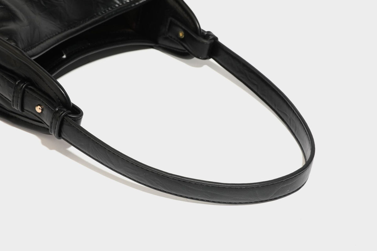 Strukturierte, trapezförmige Schultertasche aus glänzender, geknautscht wirkender Lederoptik mit goldfarbenen Beschlägen auf der Vorderseite und langem, verstellbarem