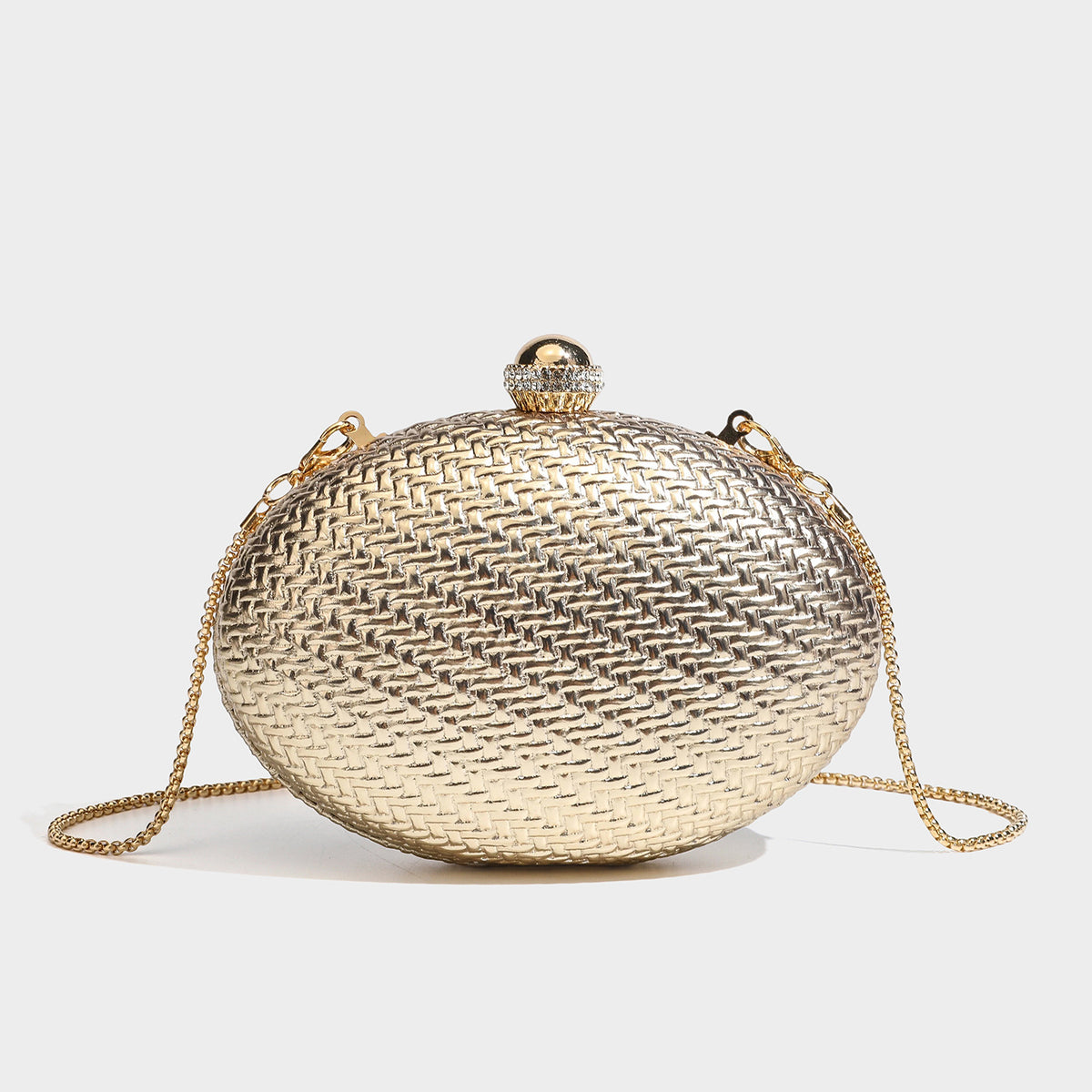 Kleine ovale Clutch aus metallisch glänzendem Flechtmaterial mit schmucksteinbesetztem goldfarbenem Bügelverschluss und abnehmbarem Kettenriemen, Detailansicht 3