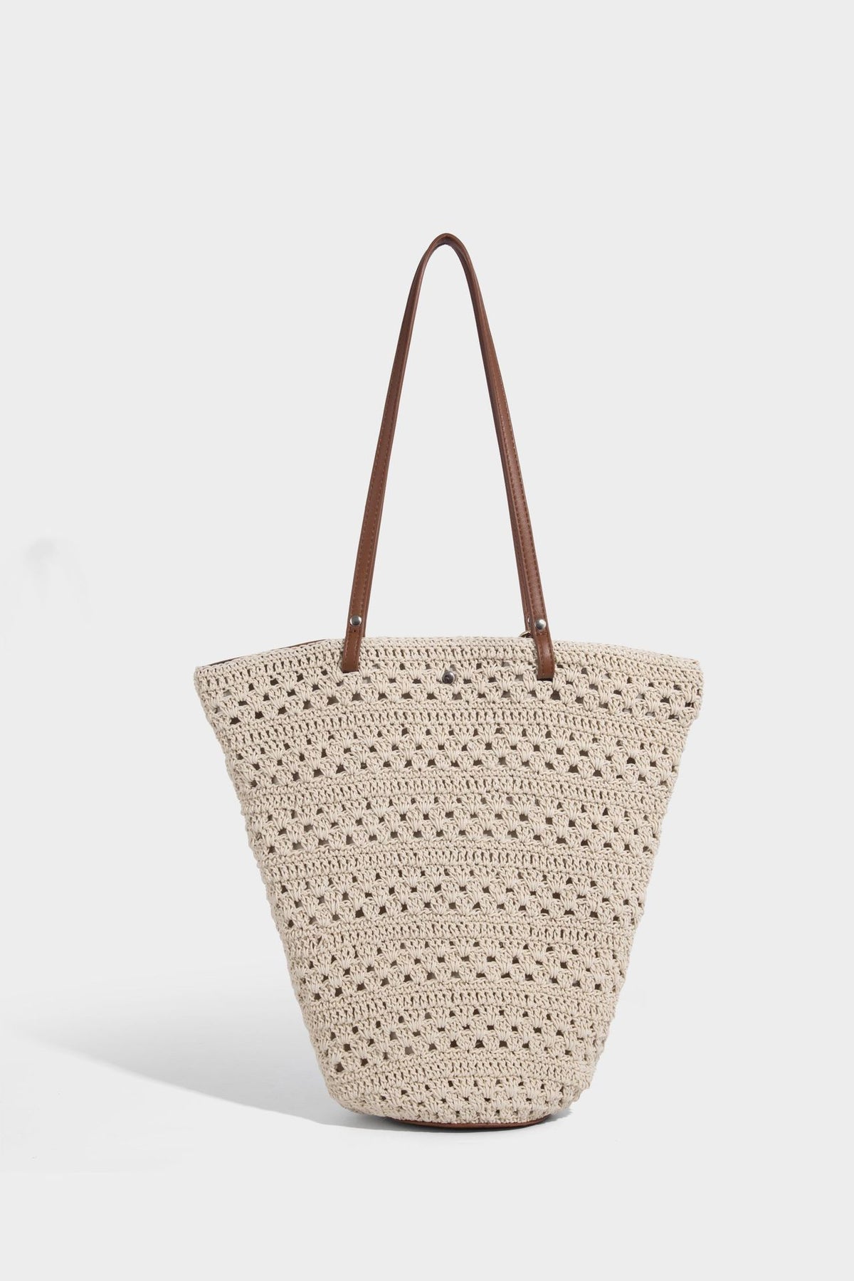 Grobmaschig gehäkelte Tote-Bag mit Schulterriemen in brauner Lederoptik und Besatz am Boden, Detailansicht 19