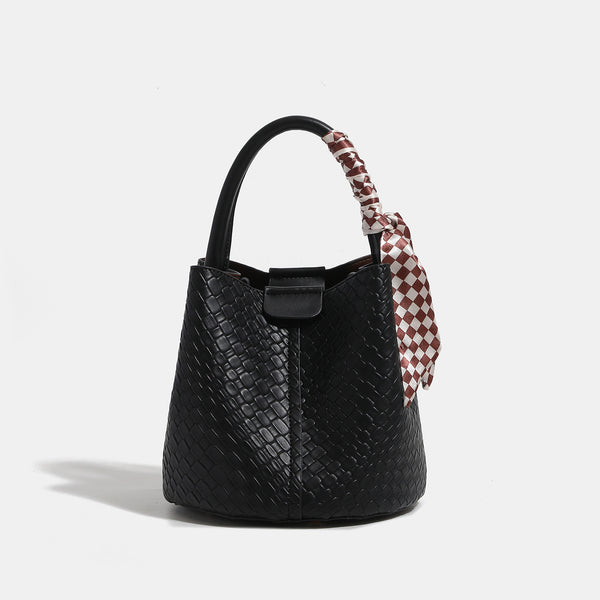 Geprägte Beuteltasche in Flechtoptik mit Druckverschluss, kurzem Tragegriff, kariertem Tuchdetail und goldfarbenen Metalldetails, Detailansicht