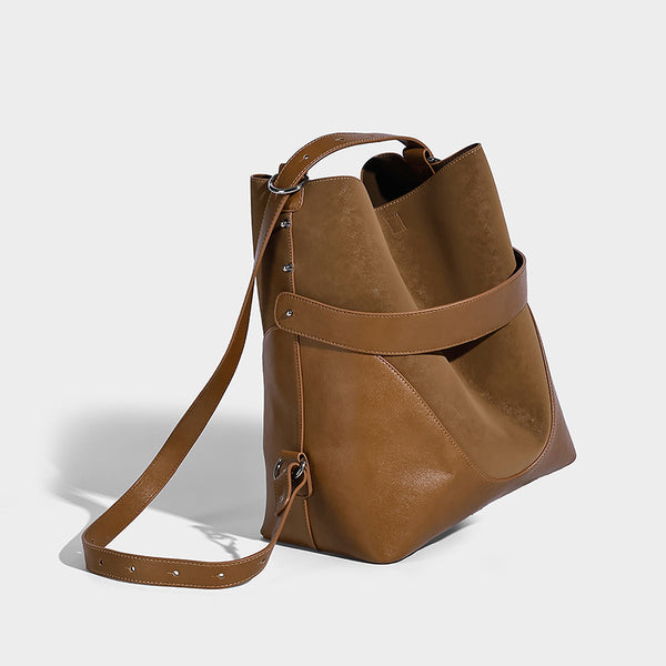 Hohe Bucket-Bag in matter Wildlederoptik mit Band in Lederoptik, silberfarbenen Beschlägen und abnehmbarem Reißverschluss-Etui, Detailansicht 7