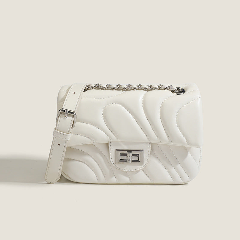 Kleine rechteckige Crossbody-Tasche in Lederoptik mit Wellensteppung, Kettenriemen in Silberoptik und Drehverschluss, Vorderansicht