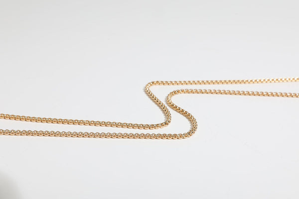 Kleine, ovale, metallisch gewebte Clutch mit juwelenbesetztem Bügelverschluss in Goldoptik und abnehmbarem Kettenriemen, Detailansicht 38