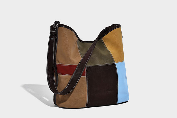 Weich fallende Patchwork-Bucket-Schultertasche mit Einsätzen in Dunkelbraun, Cognac, Senfgelb, Olivgrün, Rot und Hellblau sowie Kontrastnähten
