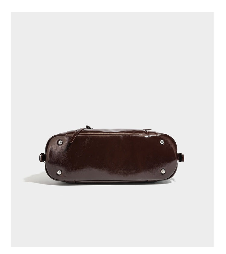 Strukturierte Schultertasche aus glänzendem Lederimitat mit abgerundetem Korpus, silberfarbenen Metalldetails, Reißverschlussfach vorne und Leopardenmuster