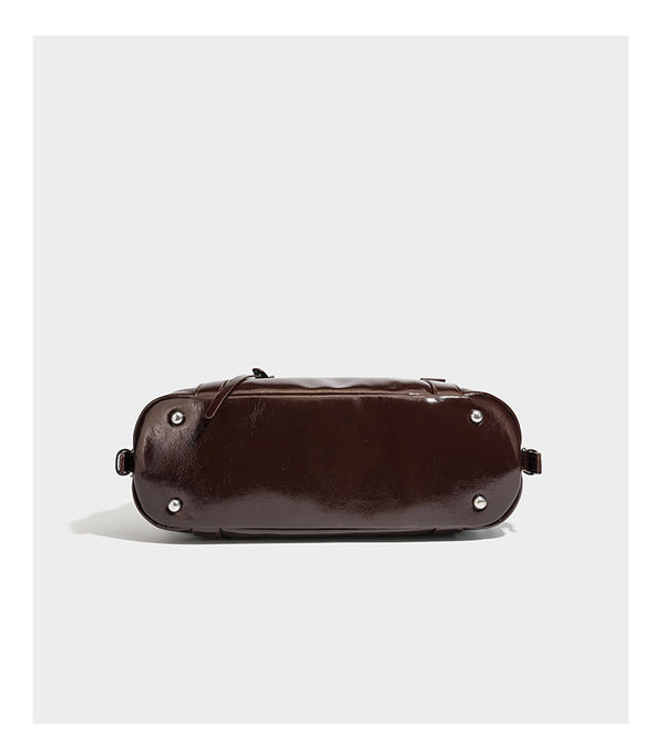 Strukturierte Schultertasche aus glänzendem Lederimitat mit abgerundetem Korpus, silberfarbenen Metalldetails, Reißverschlussfach vorne und Leopardenmuster