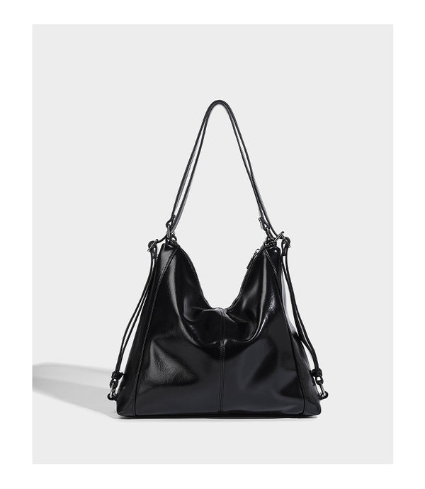 Glänzend schwarze Hobo-Shopper-Tasche mit silberfarbenem Kettenakzent, Reißverschluss oben und langen Schulterriemen, Detailansicht 12