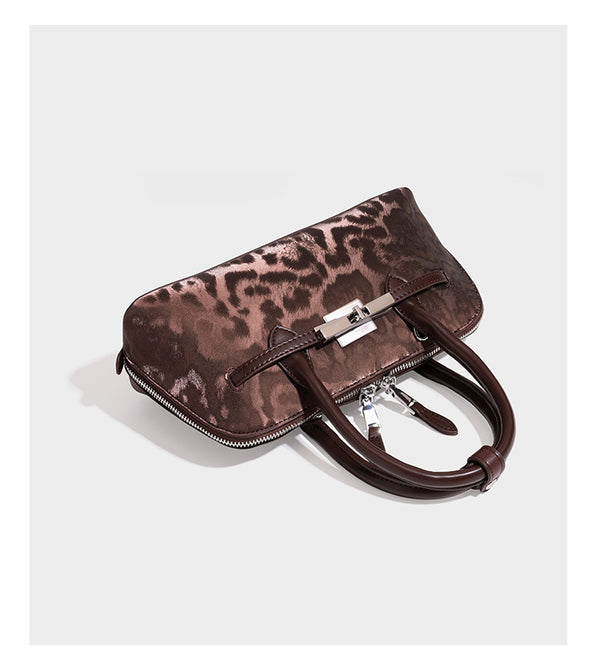 Strukturierte Henkeltasche mit tonal abgestimmtem Leopardenprint, Besatz in Lederoptik, gerollten Henkeln, vorderem Drehverschluss und