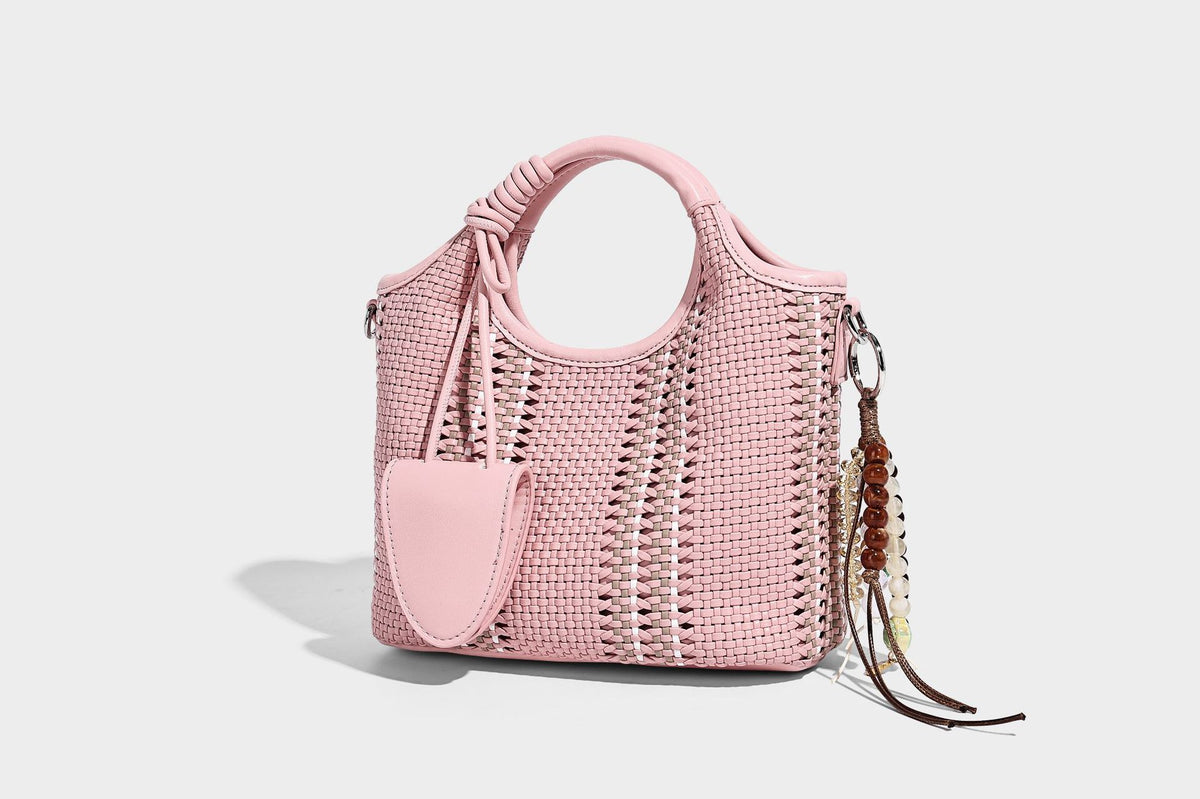 Geflochtene Bucket-Tote in Pastellblau mit geflochtenen Tragegriffen, vorderem Steckfach, Perlenanhänger und abnehmbarem Crossbody-Riemen