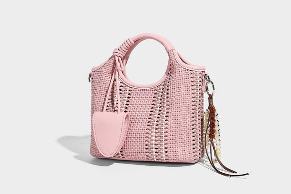 Geflochtene Bucket-Tote in Pastellblau mit geflochtenen Tragegriffen, vorderem Steckfach, Perlenanhänger und abnehmbarem Crossbody-Riemen