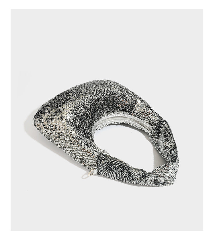 Lässig drapierte, tropfenförmige Hobo-Schultertasche mit durchgehendem Metallic-Paillettenbesatz und silberfarbenen Metalldetails, Detailansicht 15
