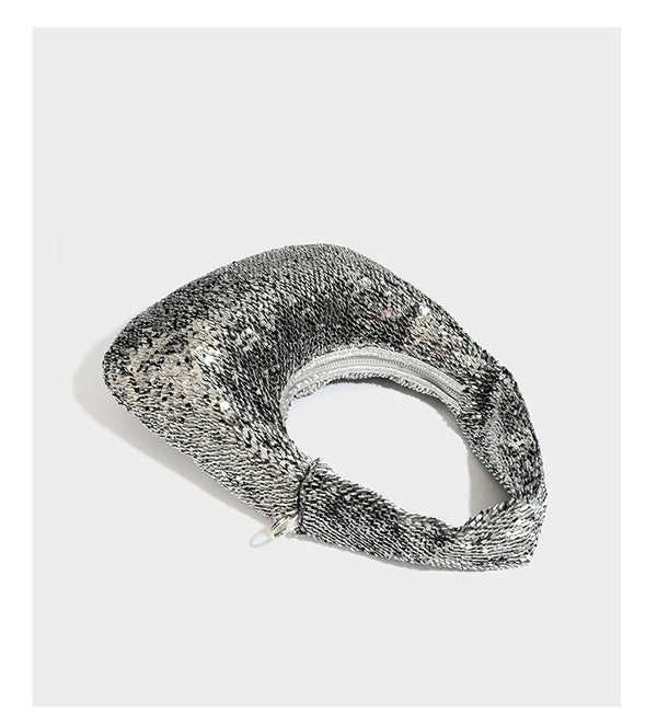 Lässig drapierte, tropfenförmige Hobo-Schultertasche mit durchgehendem Metallic-Paillettenbesatz und silberfarbenen Metalldetails, Detailansicht 15