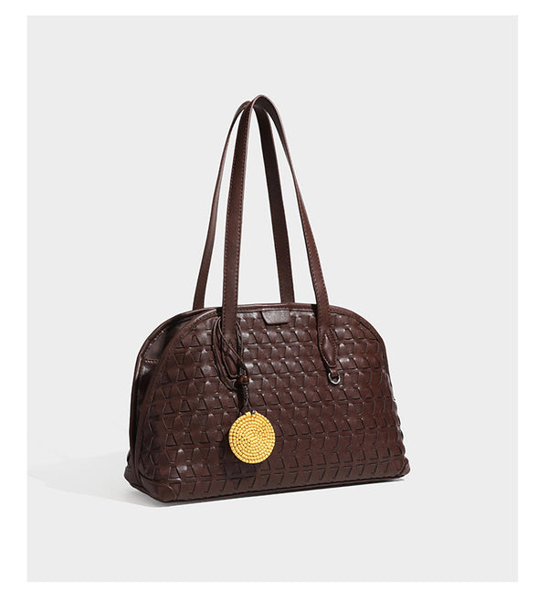 Strukturierte, kuppelförmige Schultertasche in Lederoptik mit geometrischer Webstruktur, langen Doppelriemen, Reißverschluss oben und runden