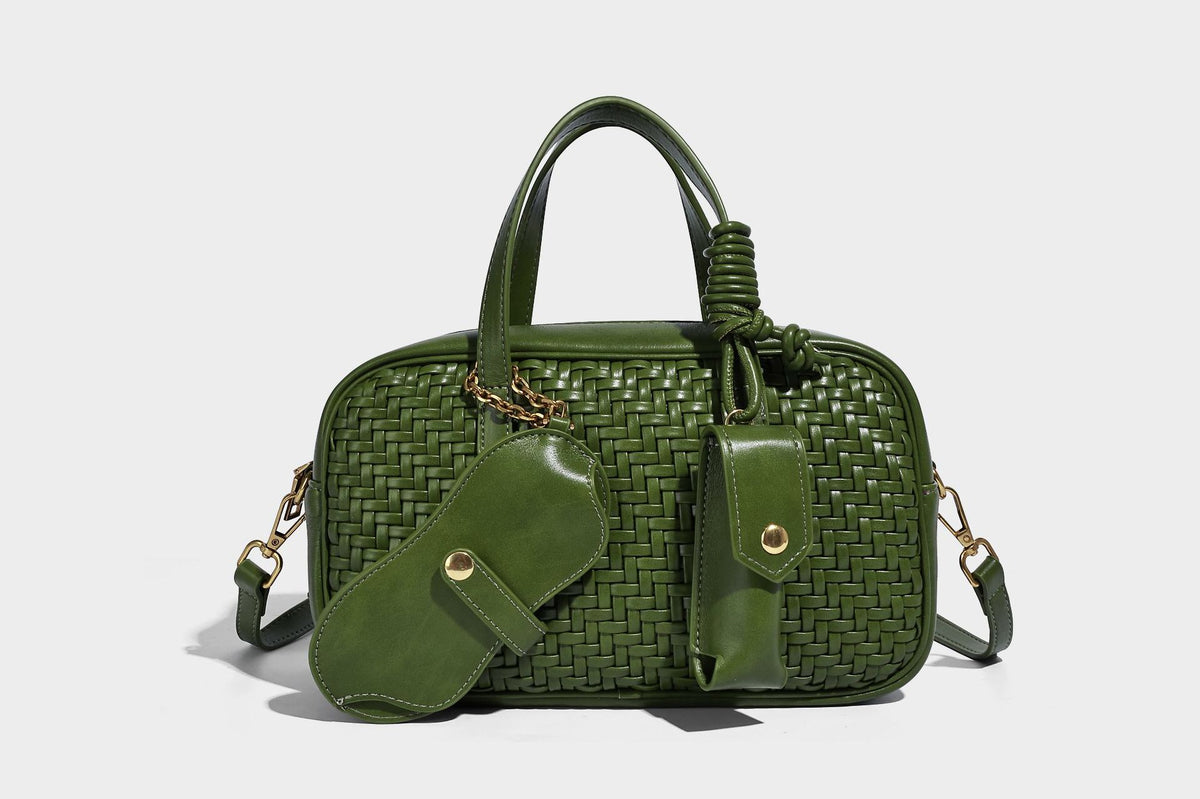 Strukturierte Boston-Tasche mit gewebter Optik, glattem Besatz in Lederoptik, zwei oberen Tragegriffen, abnehmbarer Mini-Druckknopftasche sowie Detail