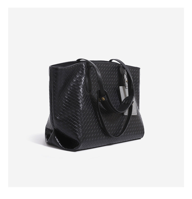 Große Schulter-Tote-Bag in Lederoptik mit geprägtem Webmuster, schmalen Doppelriemen und Beschlägen in Antikgold, Detailansicht 8