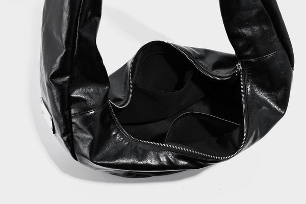 Schwarze, glänzende, weich fallende, halbmondförmige Hobo-Bag mit breitem integriertem Schulterriemen und silberfarbenem Reißverschluss, Detailansicht 23