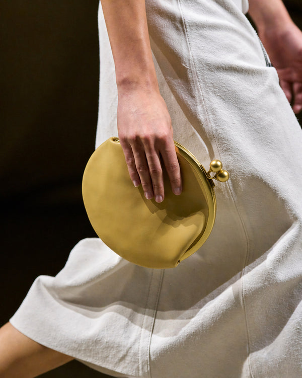 Runde Clutch mit Kiss-Lock-Verschluss, goldfarbenem Rahmen und Kugelknöpfen, Detailansicht 18