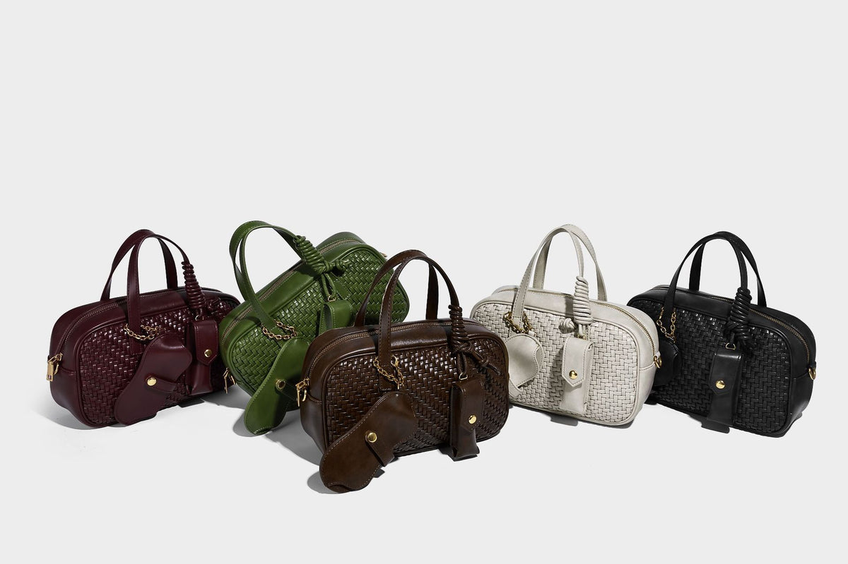 Strukturierte Boston-Tasche mit gewebter Optik, glattem Besatz in Lederoptik, zwei oberen Tragegriffen, abnehmbarer Mini-Druckknopftasche sowie Detail