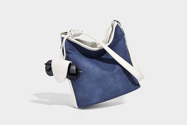 Große Bucket-Schultertasche aus Canvas in Denim-Optik mit Besatz in weißer Lederoptik, geknotetem Riemen und abnehmbarer Mini-Tasche auf der Vorderseite