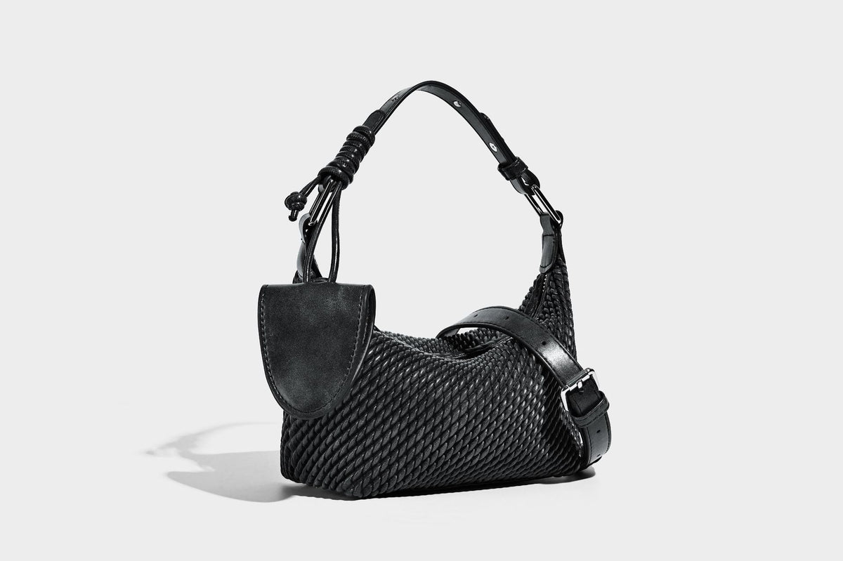 Hobo-Schultertasche in Halbmondform mit Webstruktur, geknotetem Tragegriff, befestigter kleiner Tasche mit Überschlag und verstellbarem Riemen in warmem