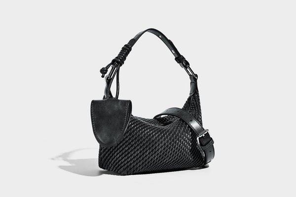 Hobo-Schultertasche in Halbmondform mit Webstruktur, geknotetem Tragegriff, befestigter kleiner Tasche mit Überschlag und verstellbarem Riemen in warmem
