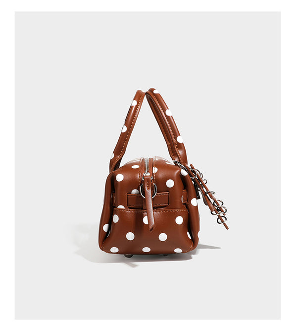 Kleine, strukturierte Mini-Henkeltasche mit Polka-Dot-Muster, Sternanhänger, Schnallriemen-Detail auf der Vorderseite, zwei Henkeln und abnehmbarem