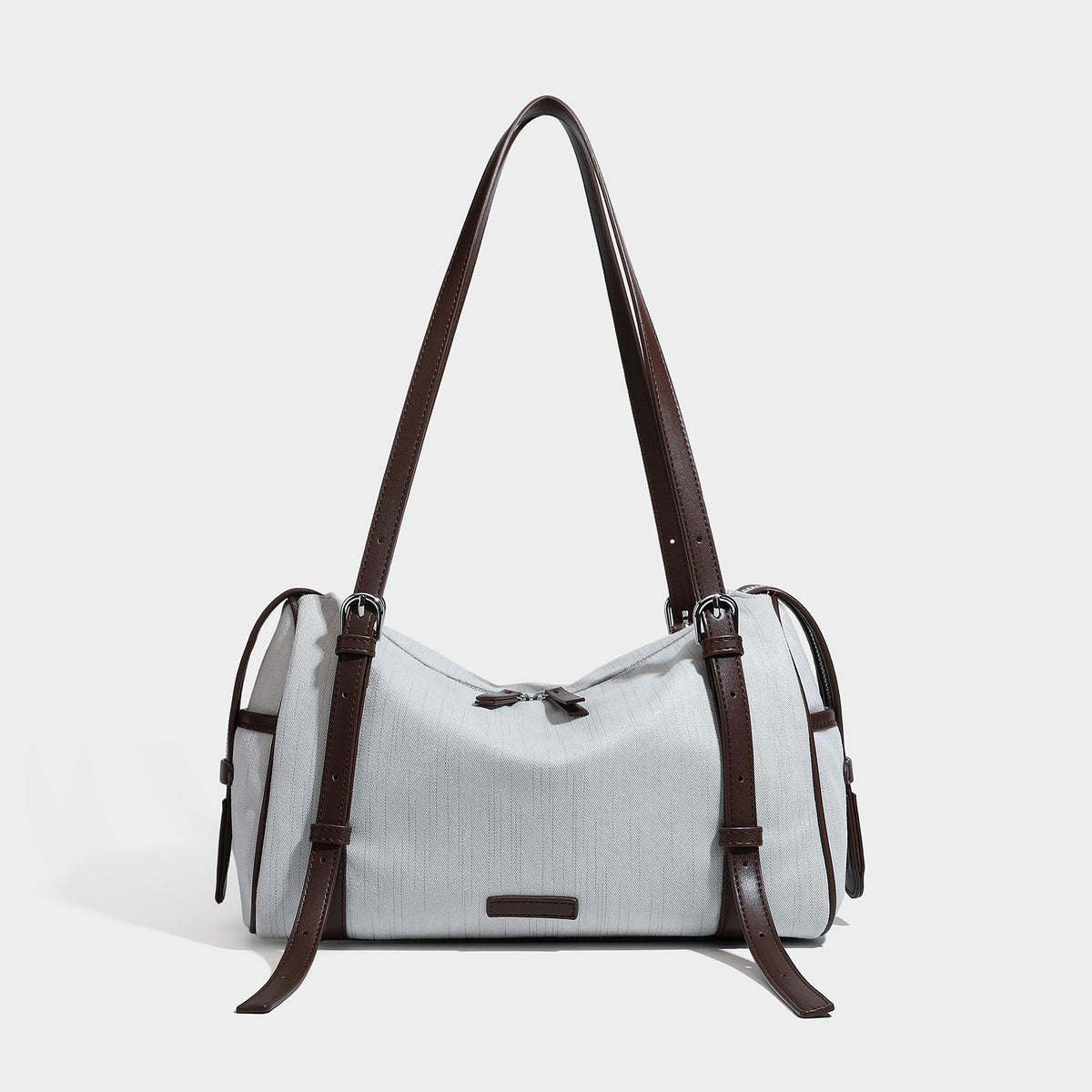 Schultertasche in Olivgrün aus Canvas im Zylinderstil mit Riemen in schwarzer Lederoptik, Reißverschluss oben und silberfarbenen Beschlägen, Detailansicht