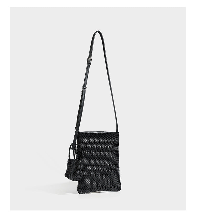 Kleine rechteckige Crossbody-Tasche aus offen geflochtenem Material mit passendem Mini-Täschchen und verstellbarem schmalem Riemen, Detailansicht 26