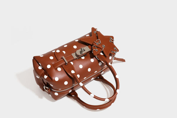 Kleine, strukturierte Mini-Henkeltasche mit Punktmuster, Sternanhänger, Schnallendetail auf der Vorderseite, zwei Henkeln und abnehmbarem